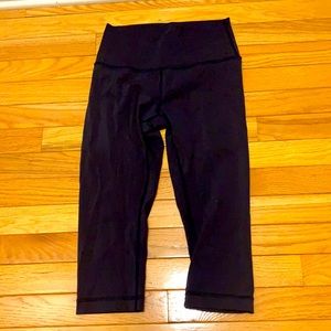 Lululemon size 6 navy align capris